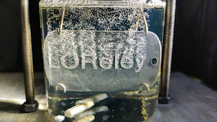 Dehydrierung von LOHC mit einer laserstrukturierten und mit Platin besputterten Aluminiumplate, welche den LOReley Schriftzug zeigt